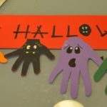 Halloween-Deko: Verzierte Handabdrücke