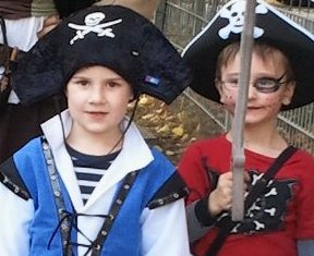 Jungs mit Piratenverkleidung. Foto: Nina Weber