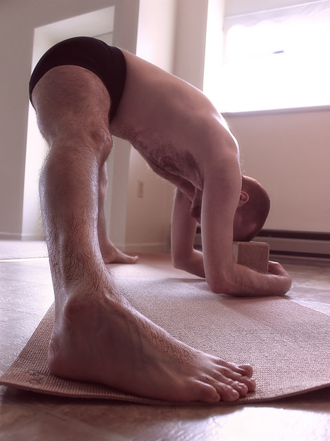 Yoga: Vorbeuge mit gegrätschten Beinen
