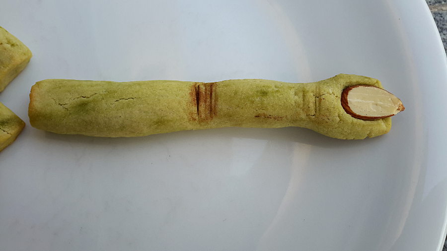 Hulk- oder Zombie-Finger für Halloween mit Matcha