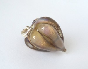 Ich finde, es sieht wie ein Kürbis aus ;-) Pod Lampwork Bead von Lene / Profusion Shop auf Etsy